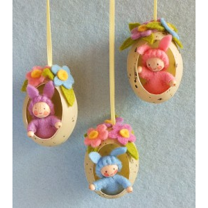 Atelier Pippilotta Vilt-Drie paashaasjes in een ei (A250/66)